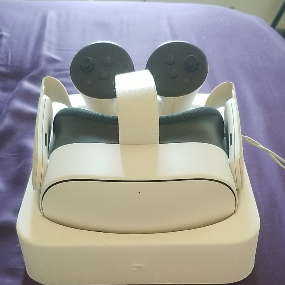 VR Headset with Controllers - White